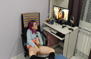 Mira Sangria teletrabaja ve porno y se masturba